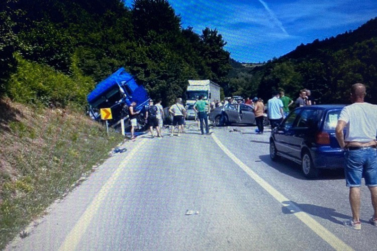 Sudar šlepera i automobila na prevoju Komar, ima povrijeđenih