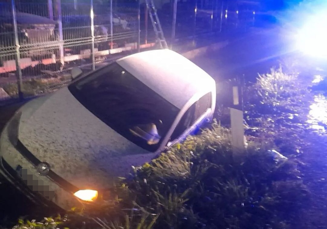 Nezgoda na putu Bijeljina - Ugljevik, vatrogasci morali sjeći vozilo (FOTO) 