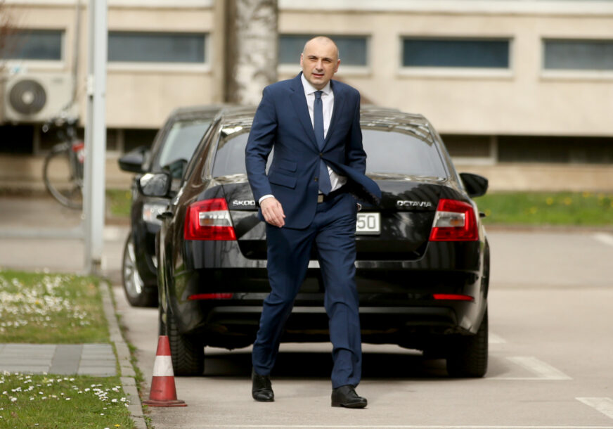 Vlada retroaktivno donijela odluku o ustupanju vozila Darku Banjcu