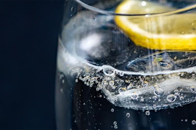 Da li voda s limunom zaista topi kilograme i čisti organizam – ili je sve mit?