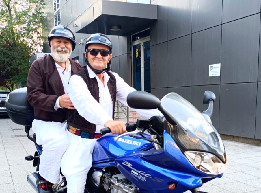 U Bijeljini večeras manifestacija “Kolo ne zna za godine”: Folkloraši stigli na motoru (FOTO)
