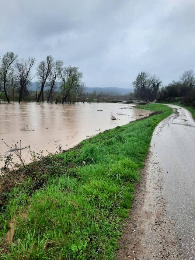 Lopare pod oprezom: Rastu vodostaji rijeka i potoka, most U Mačkovcu oštećen /FOTO/