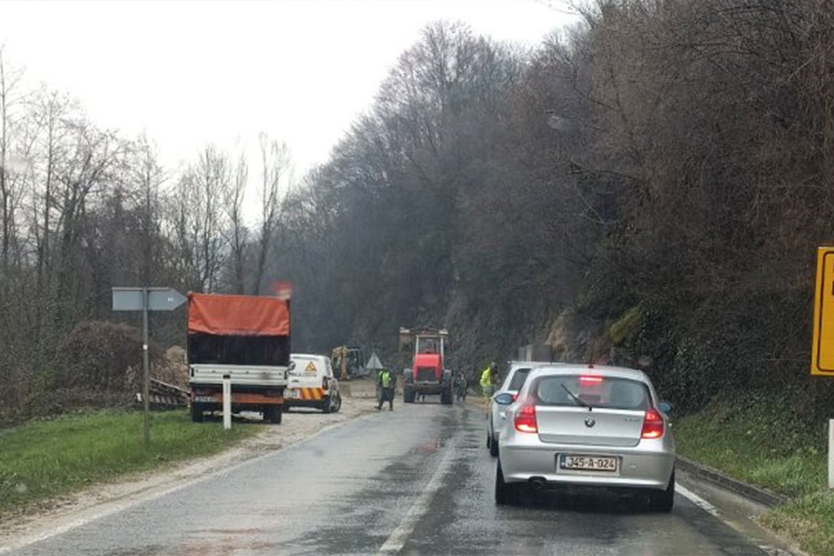 Zbog izlivanja vode i odrona obustavljen saobraćaj na više putnih pravaca u BiH