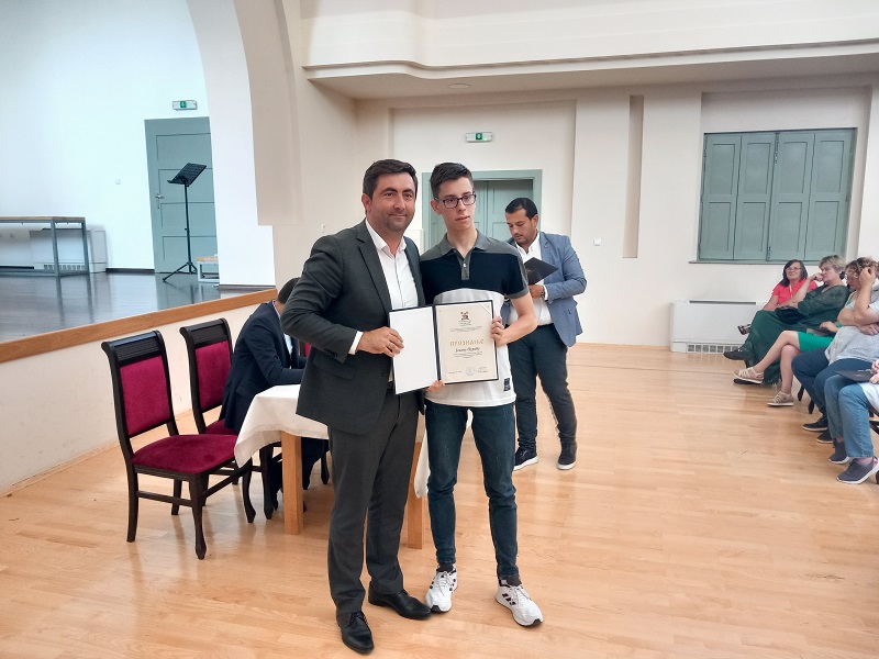 Grad dodijelio priznanja najboljim učenicima, nastavnicima i profesorima (FOTO)