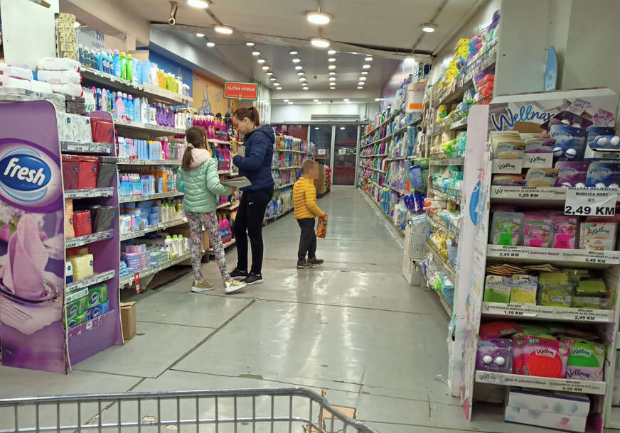 TROŠKOVI ZA HRANU 990 KM Za sindikalnu potrošačku korpu potrebne dvije prosječne plate