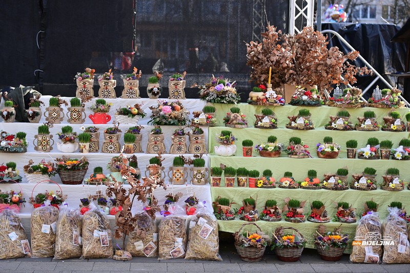 Bijeljinac 17 godina ručno pravi i prodaje božićne dekoracije: Pripreme počinje mjesecima ranije (FOTO)