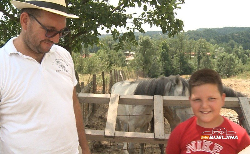 Miljanovići iz Ugljevičke Obriježi primjer složne porodice: Tri generacije na kočijama atrakcija gdje god se pojave (FOTO)