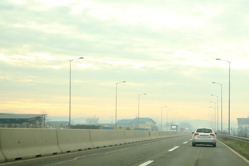 Mjestimično mokri kolovozi, magla smanjuje vidljivost