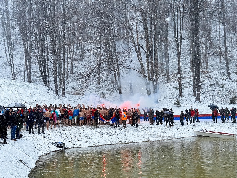 Na majevičkom jezeru Busija djevojke i mladići plivali za časni krst (FOTO)