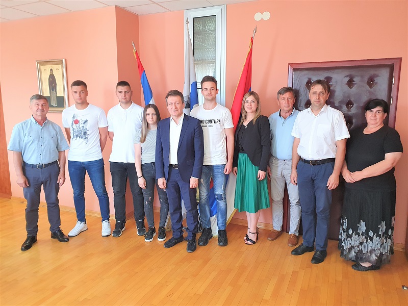 Novčano darovani najbolji srednjoškolci Ugljevika 