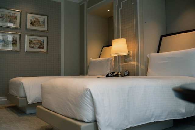 Šta prvo uraditi kada stignete u hotelsku sobu? Savjeti za siguran boravak