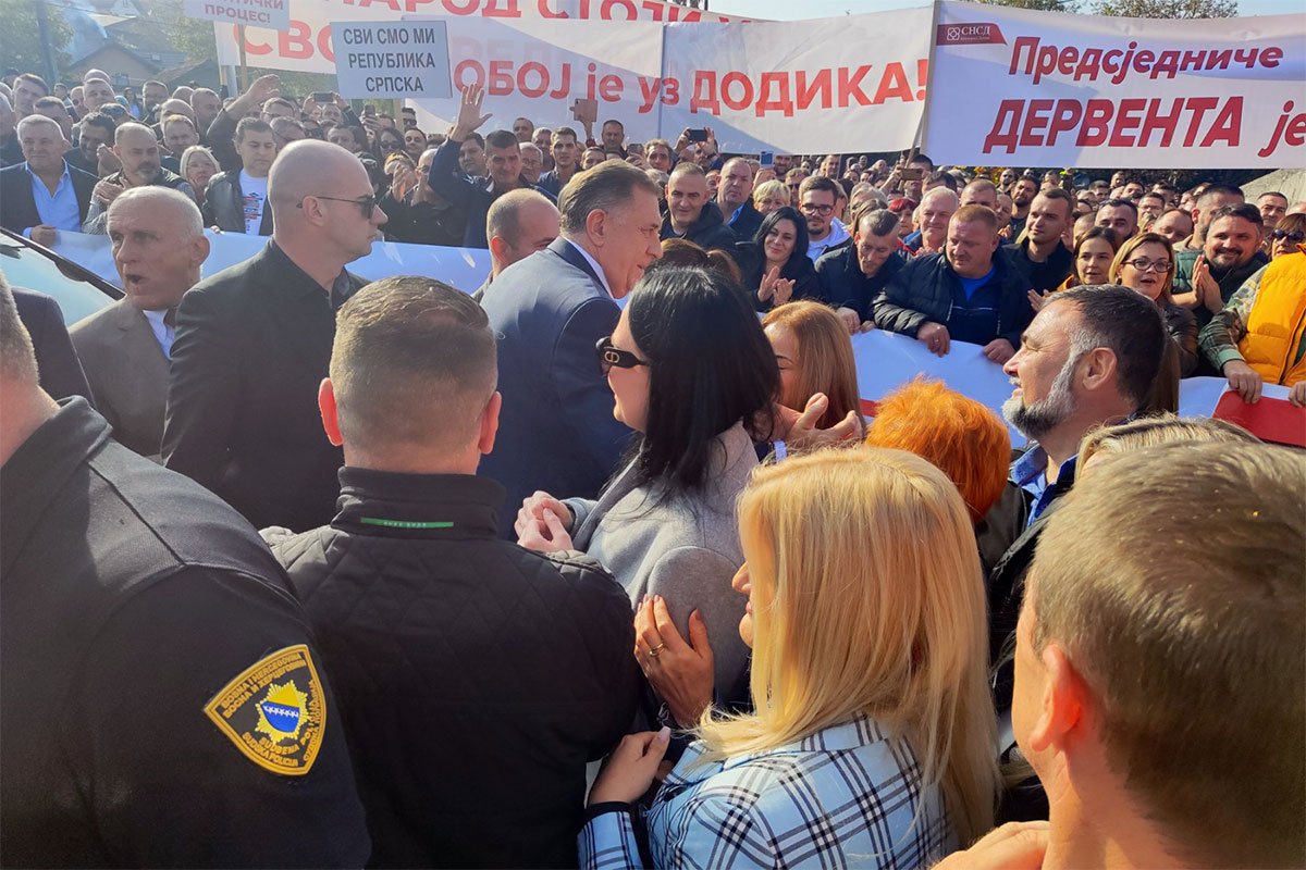 Dodik pred sudom dočekan sa pjesmom