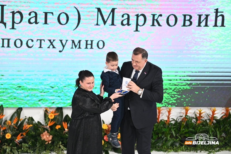 Posthumno odlikovan policajac iz Bijeljine: Tokom dodjele priznanja mnogi zaplakali /FOTO/