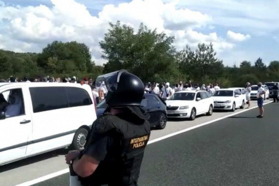 Maskirani navijači napravili haos na auto-putu, oduzete palice
