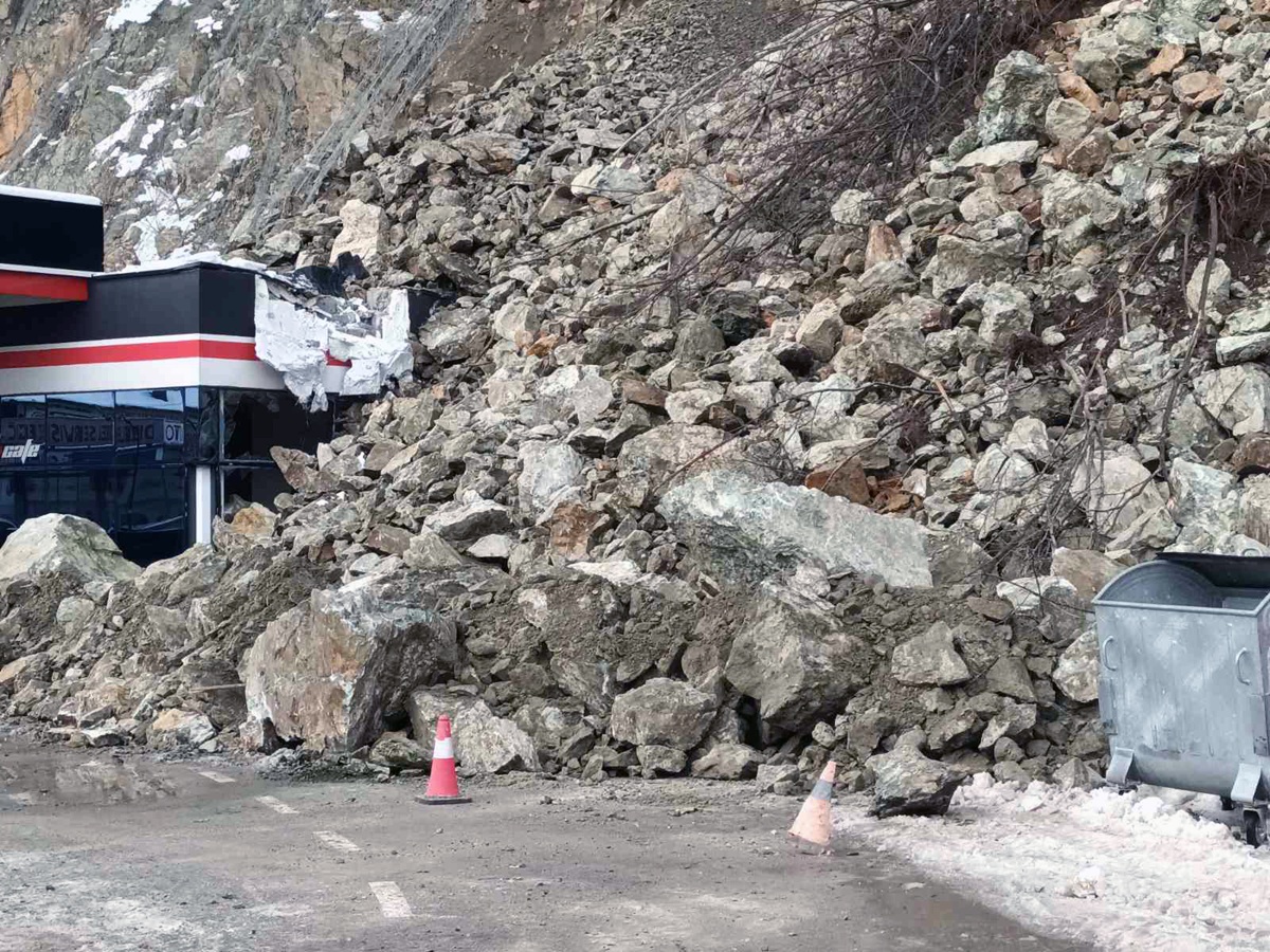 Ogromna količina kamenja se obrušila na pumpu na putu Bijeljina - Zvornik, poznat mogući uzrok: Popustila i zaštitna mreža