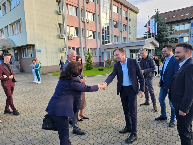 Maturanti prodefilovali ulicama Ugljevika: Najljepše je đačko doba (FOTO)