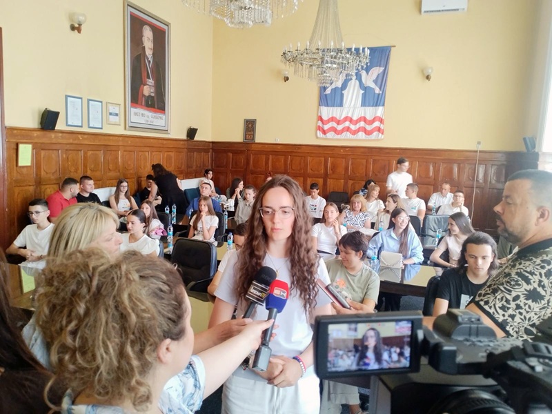 Najbolji učenici Bijeljine nagrađeni i stipendirani: Novčane nagrade za đake generacije i takmičare