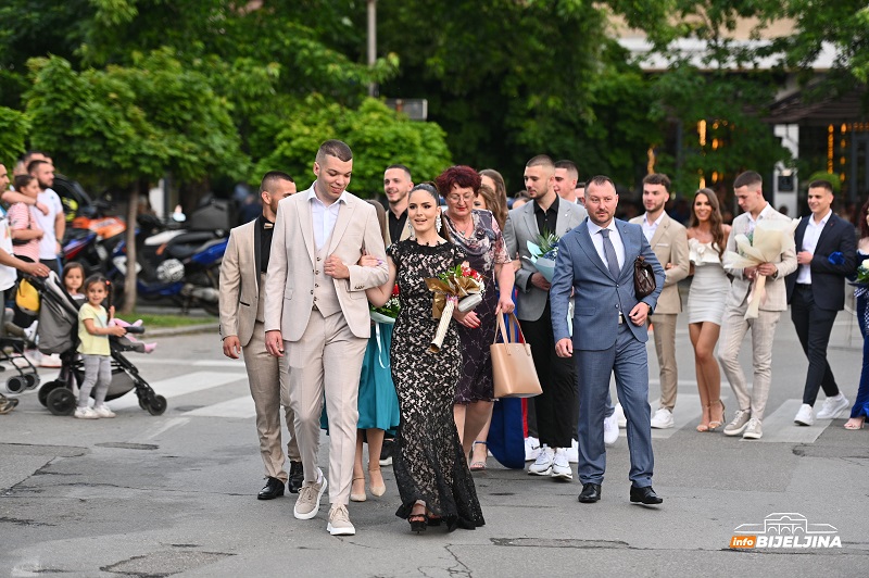 Maturanti Tehničke škole prošetali ulicama Bijeljine (FOTO)