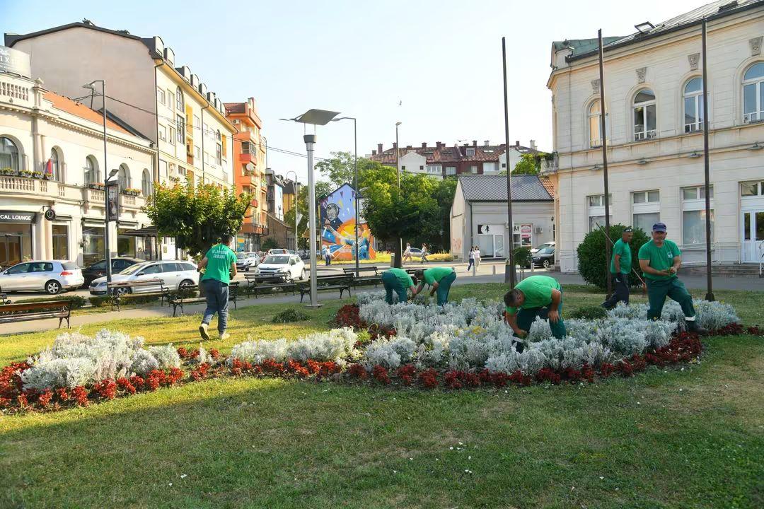 Bijeljinski Komunalac i na 37 stepeni brine o gradskim zelenim površinama