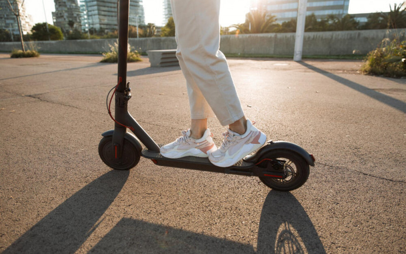 Za nepoštovanje zakona i pravila za vožnju električnih trotineta kazne od 100 do 300 KM 