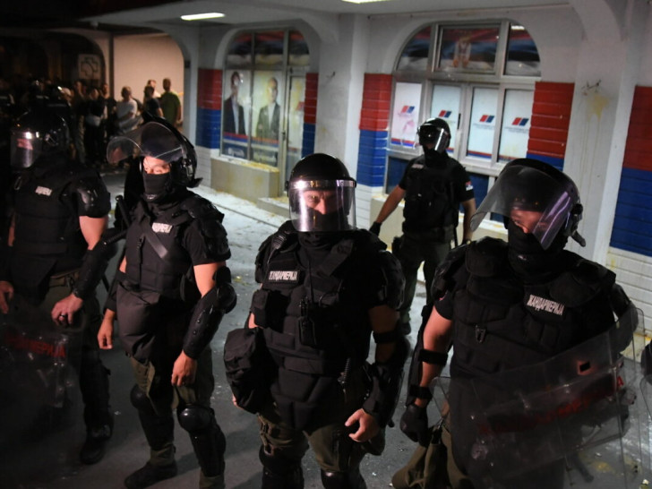 Žandarmerija čuva SNS prostorije koje su građani zasuli jajima (VIDEO)