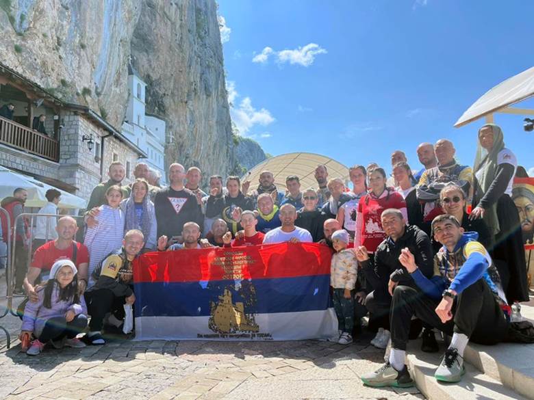 Vjera ih vodila 230 kilometara: Dvije Vlaseničanke pješke stigle do Manastira Ostrog