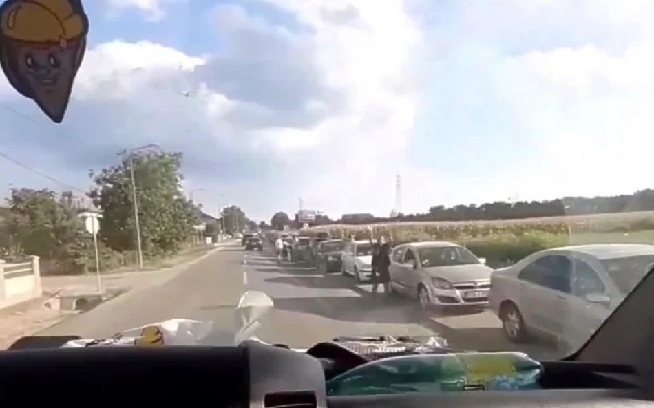 Niske cijene goriva stvorile kilometarsku kolonu na pumpi u Brčkom