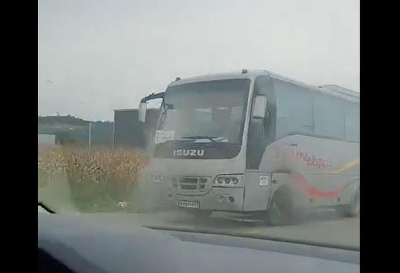 Zapalio se autobus na cesti kod Doboja, obustavljen saobraćaj