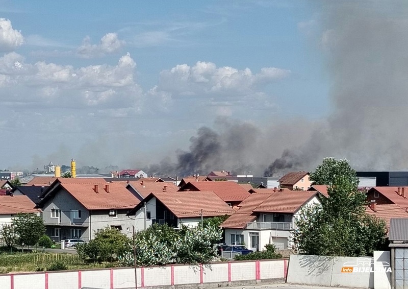 Požar kod Bijeljine, gori pšenica i rolo-bale (FOTO)