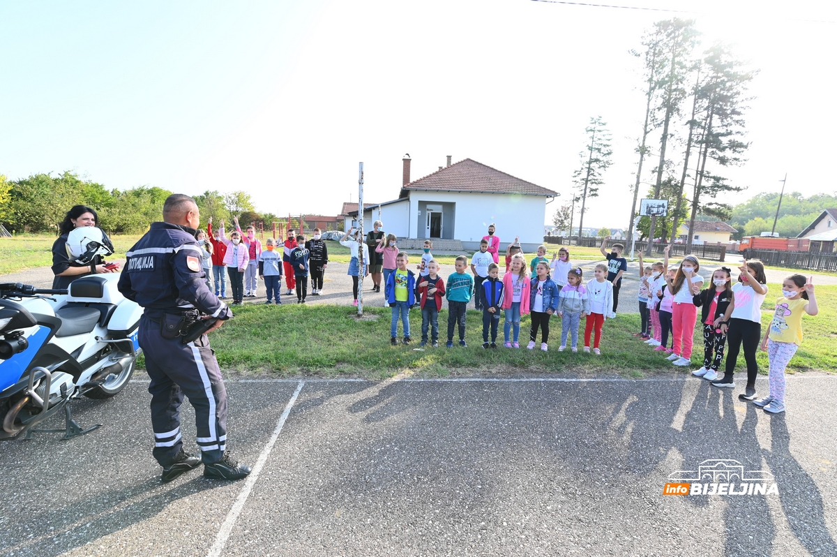 Učenici u Hasama upoznati o bezbjednom učešću u saobraćaju (FOTO)