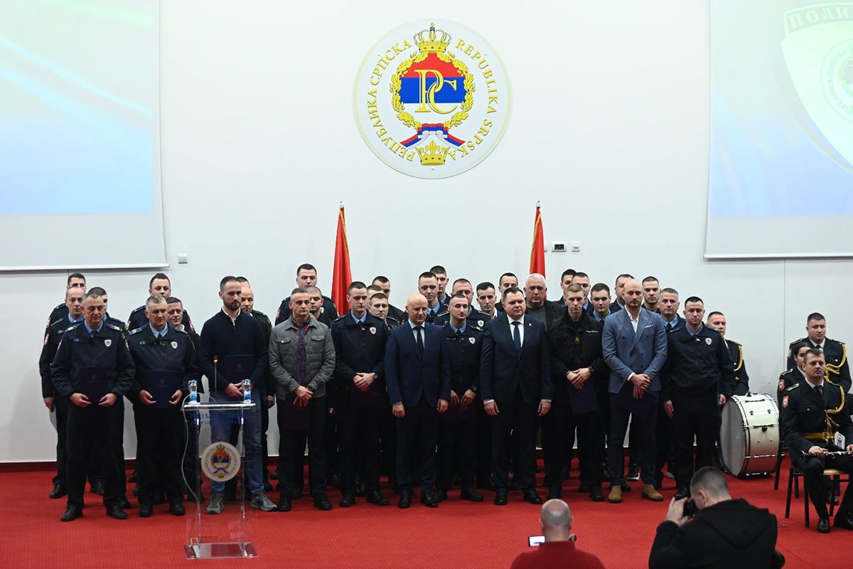 Zahvalnice za 36 hrabrih policajaca: Nagrađeni Bijeljinci koji su spasili ženu i gasili požar (FOTO)