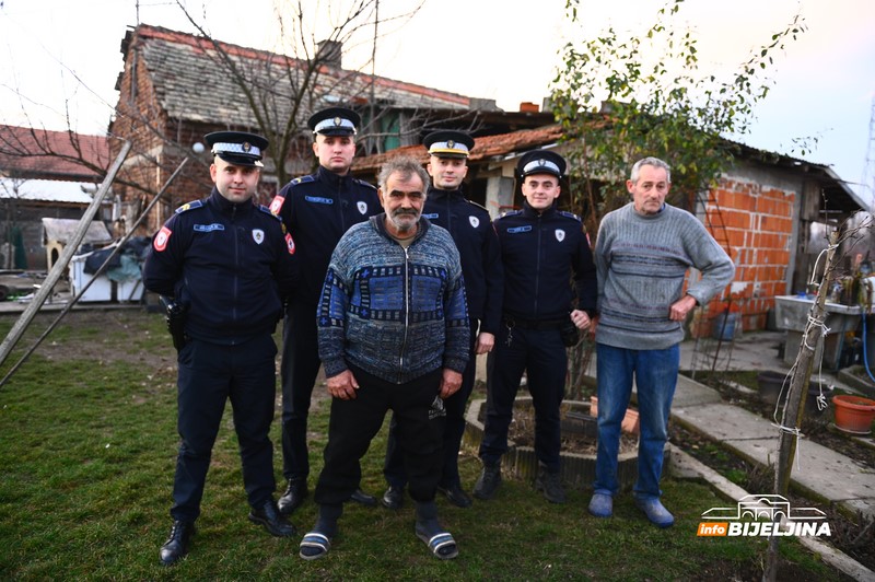 Bijeljinski policajci obradovali porodicu Stevanović: Poklonili pečenicu za Božić i paket sa namirnicama