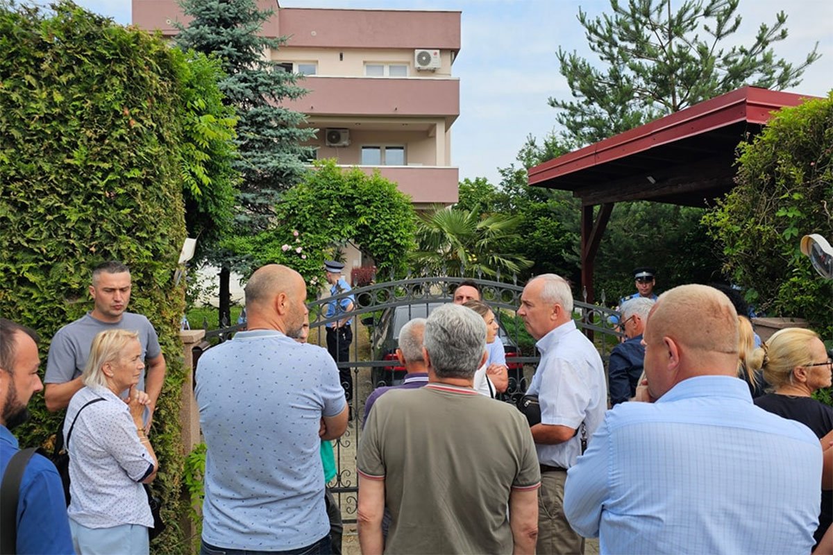 Građani se okupili ispred kuće Milana Miličevića, SDS najavio proteste