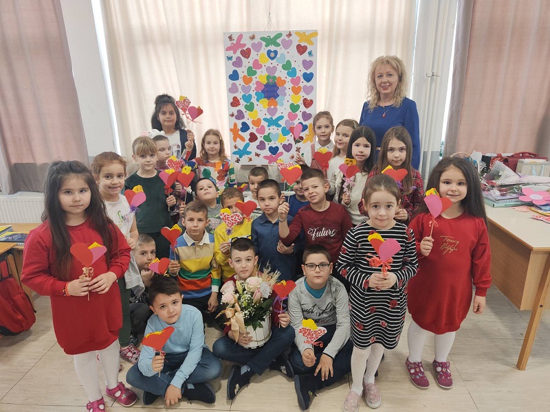 Ugljevički đaci prvaci čestitali Međunarodni dan žena-8. mart