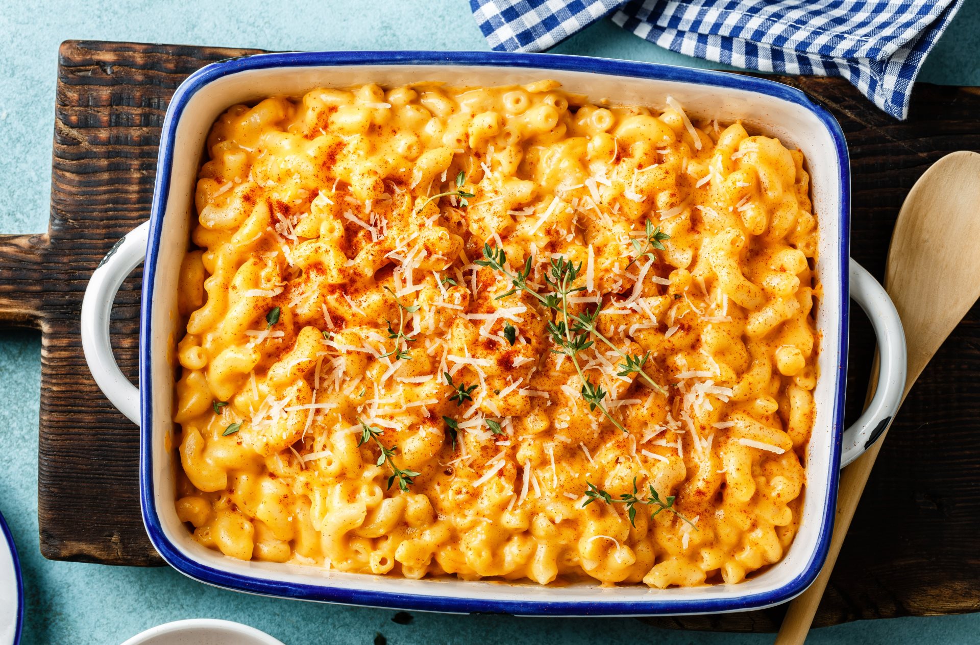 JOŠ KREMASTIJI I SOČNIJI RECEPT UZ NEKOLIKO NOVIH SASTOJAKA: Makarone sa sirom iz rerne