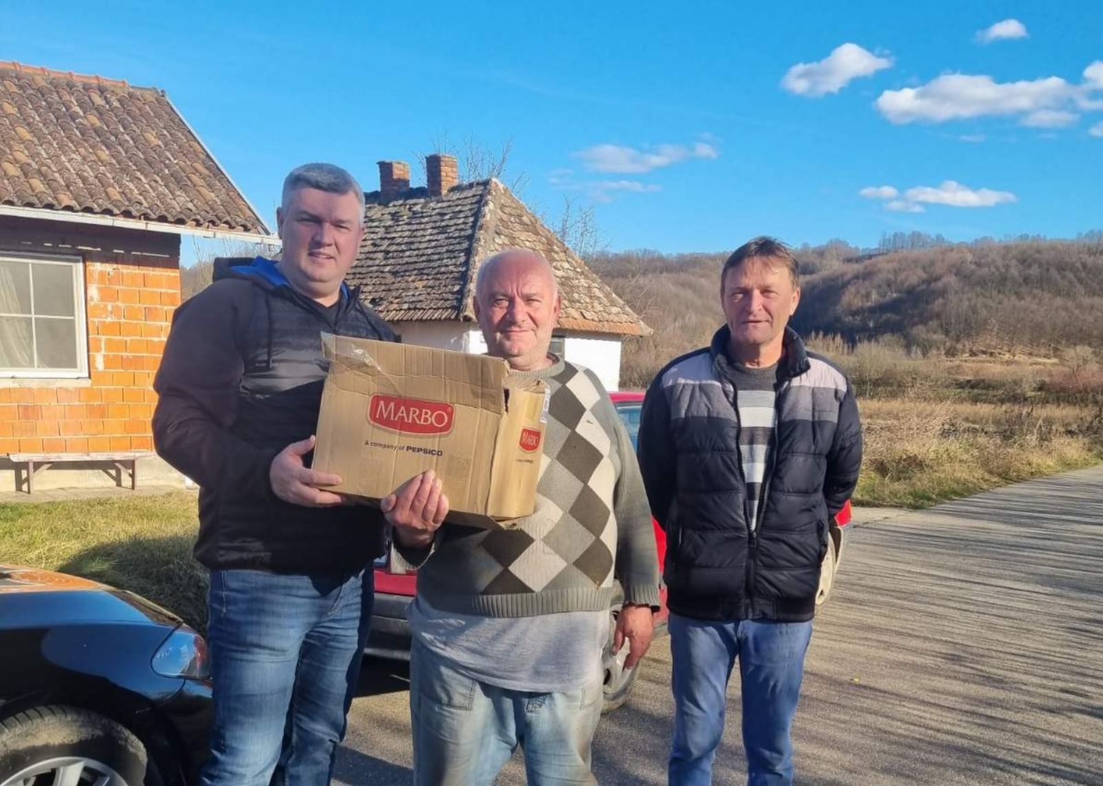 SNSD Lopare u humanim akcijama: Paketima uljepšali praznične dane sugrađanima