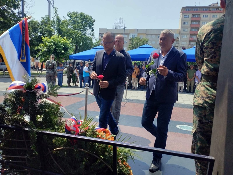 Poruke mira i ponosa u Bijeljini: Sjećanje na heroje Druge semberske brigade /FOTO/