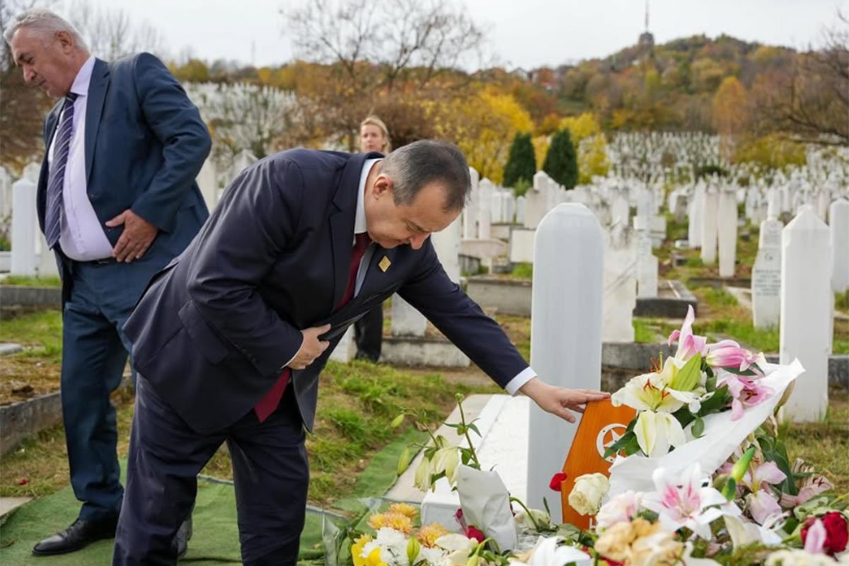 Ivica Dačić položio cvijeće na grob Halida Bešlića