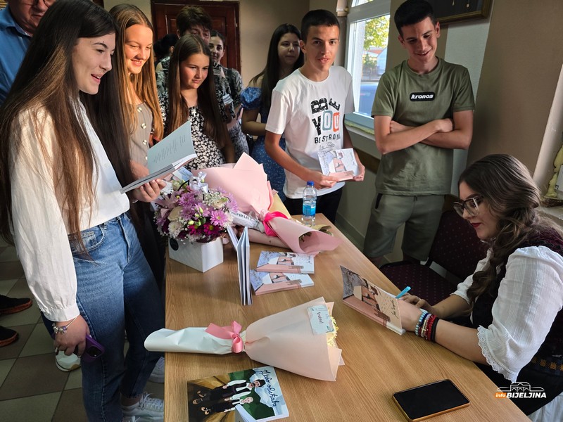 Promovisana knjiga “Kad bi iznijeli sanke” Bijeljinke Jane Čičarove: Mlada književnica izrasta u velikog umjetnika (FOTO)