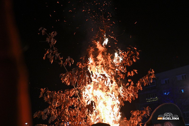 Nalaganje badnjaka u Bijeljini, vladika Fotije poručio: Poklonimo se Hristu i prihvatimo učenje njegovo (FOTO)