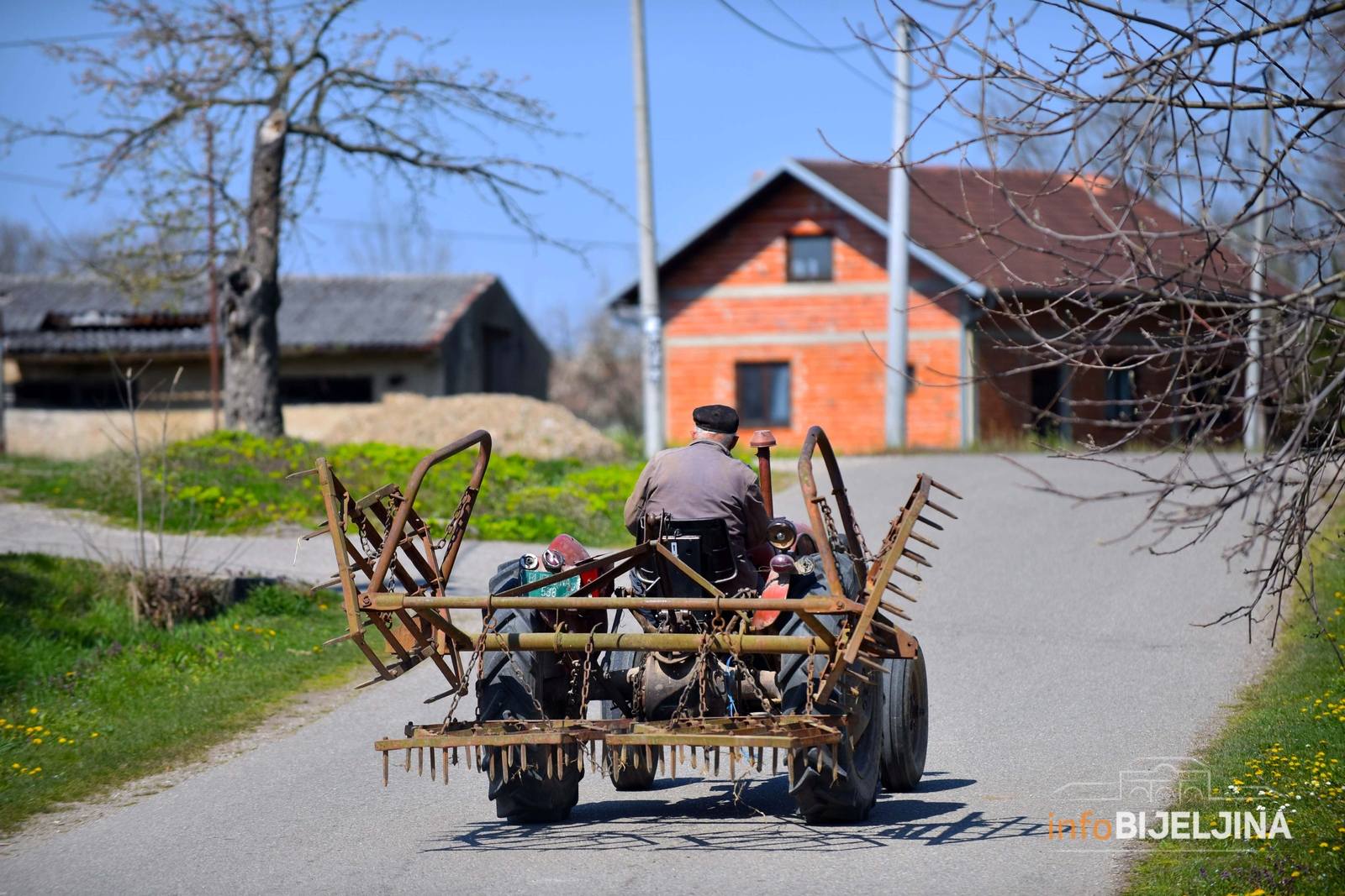 Broj nezgoda povećan za 50 ODSTO: PU Bijeljina kontroliše rotaciona svjetla na traktorima