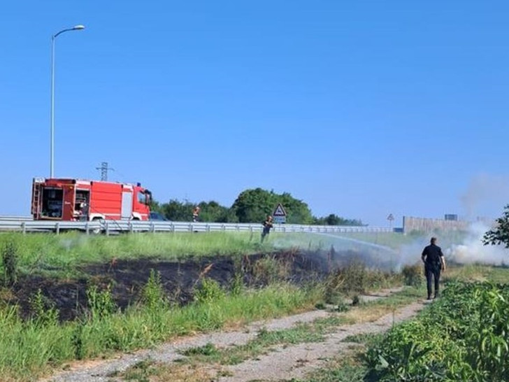 Svatovi bacali pirotehniku iz auta pa izazvali požar