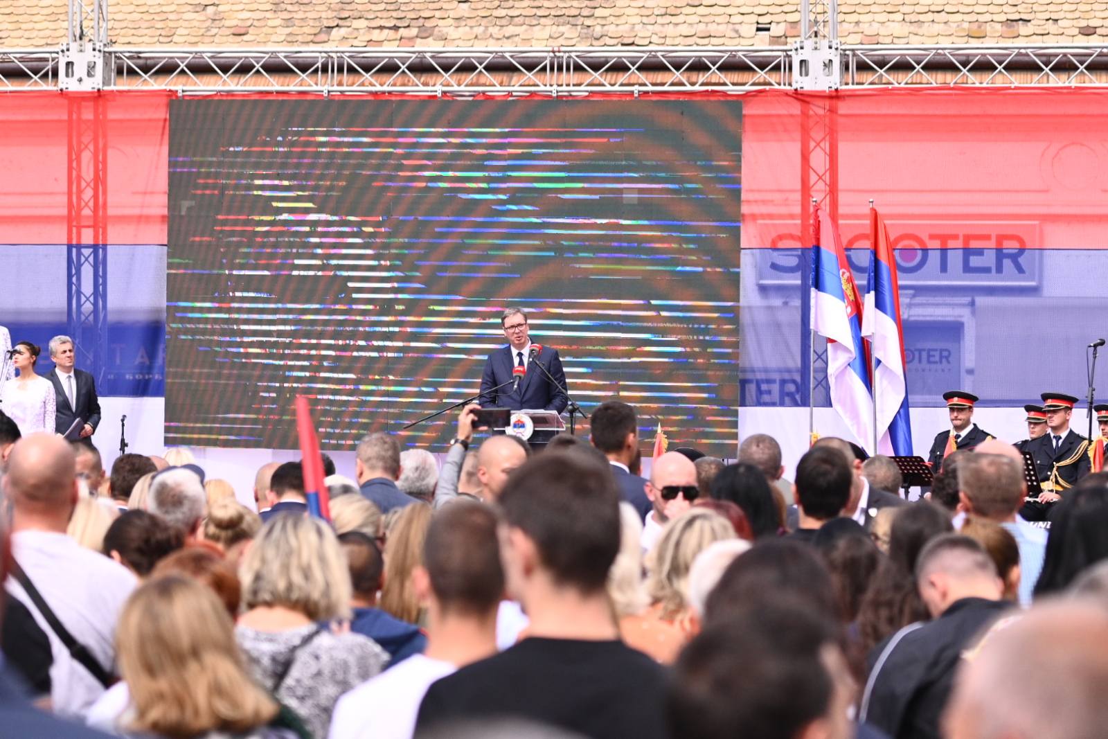 Vučić: Istorijski trenutak zahtijeva od srpskog naroda da se ujedini pod trobojkom