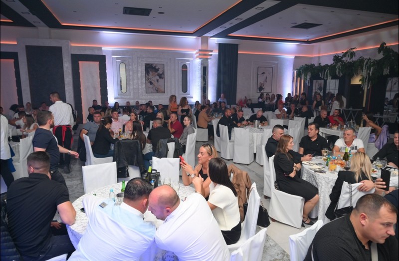 Bijeljina: Muzičari, konobari i salon skupili 32.000 KM za Vukana i Ognjena