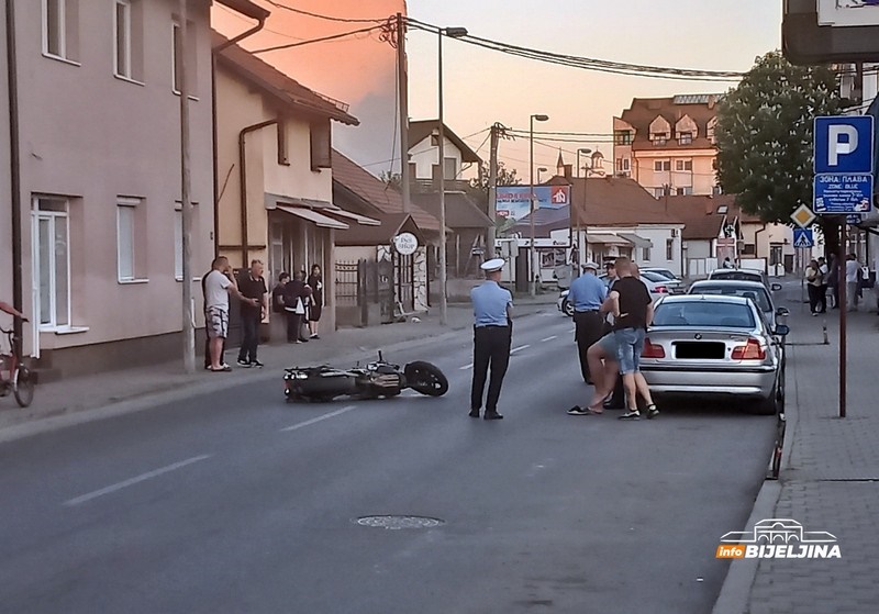Bijeljina: Motociklom udario pješaka, oboje prevezeno u Urgentni blok (FOTO)