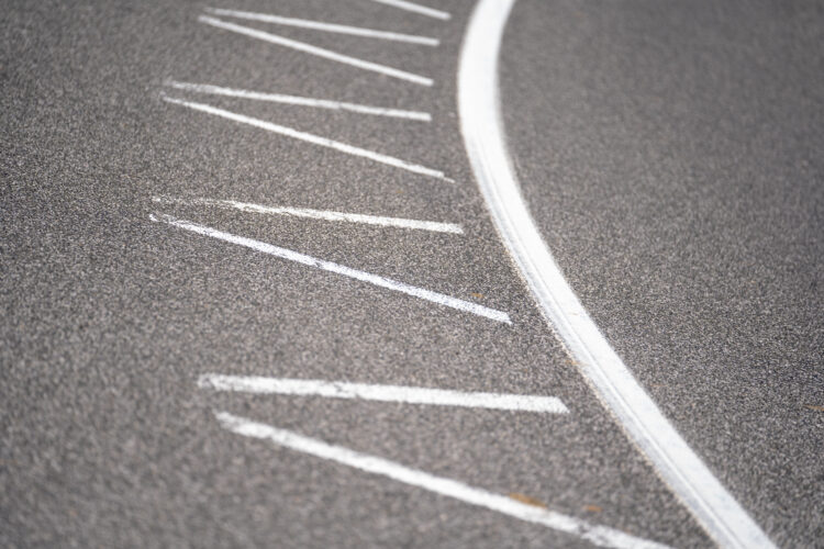 Neobične oznake na putevima u regiji: Znate li šta znače? (FOTO)