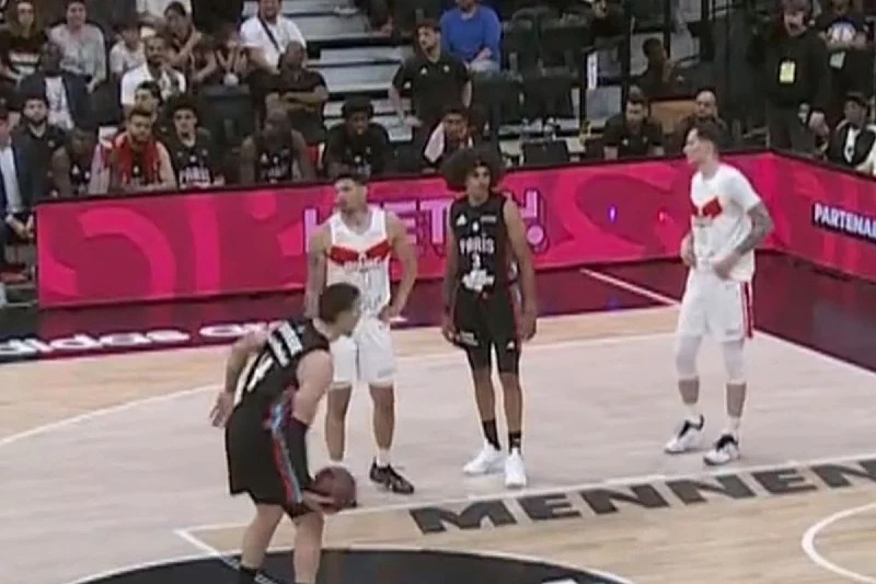 Najčudnije slobodno bacanje ikad? Pogledajte kako šutira košarkaš Parisa