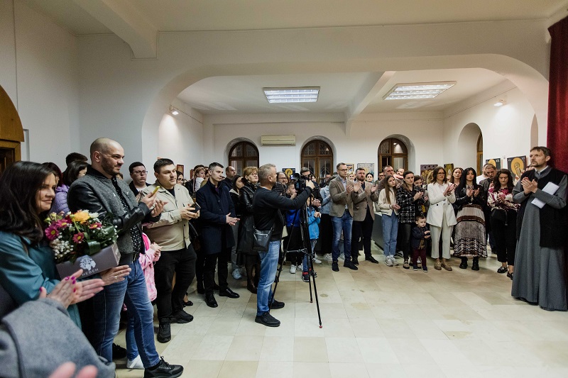 „Da se ne zaboravi“ – prodajna humanitarna izložba ikona okupila više od stotinu Bijeljinaca (FOTO)