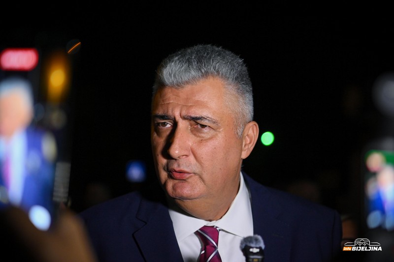 Prepun Dom kulture u Velikoj Obarskoj na tribini SNSD-a, Milovanović pozdravljen velikim aplauzom (FOTO)