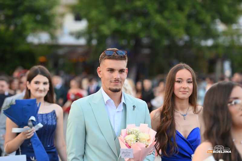 Maturanti Ekonomske i Srednje muzičke škole u Bijeljini večeras slave: Stekli znanje i prijateljstva (FOTO)